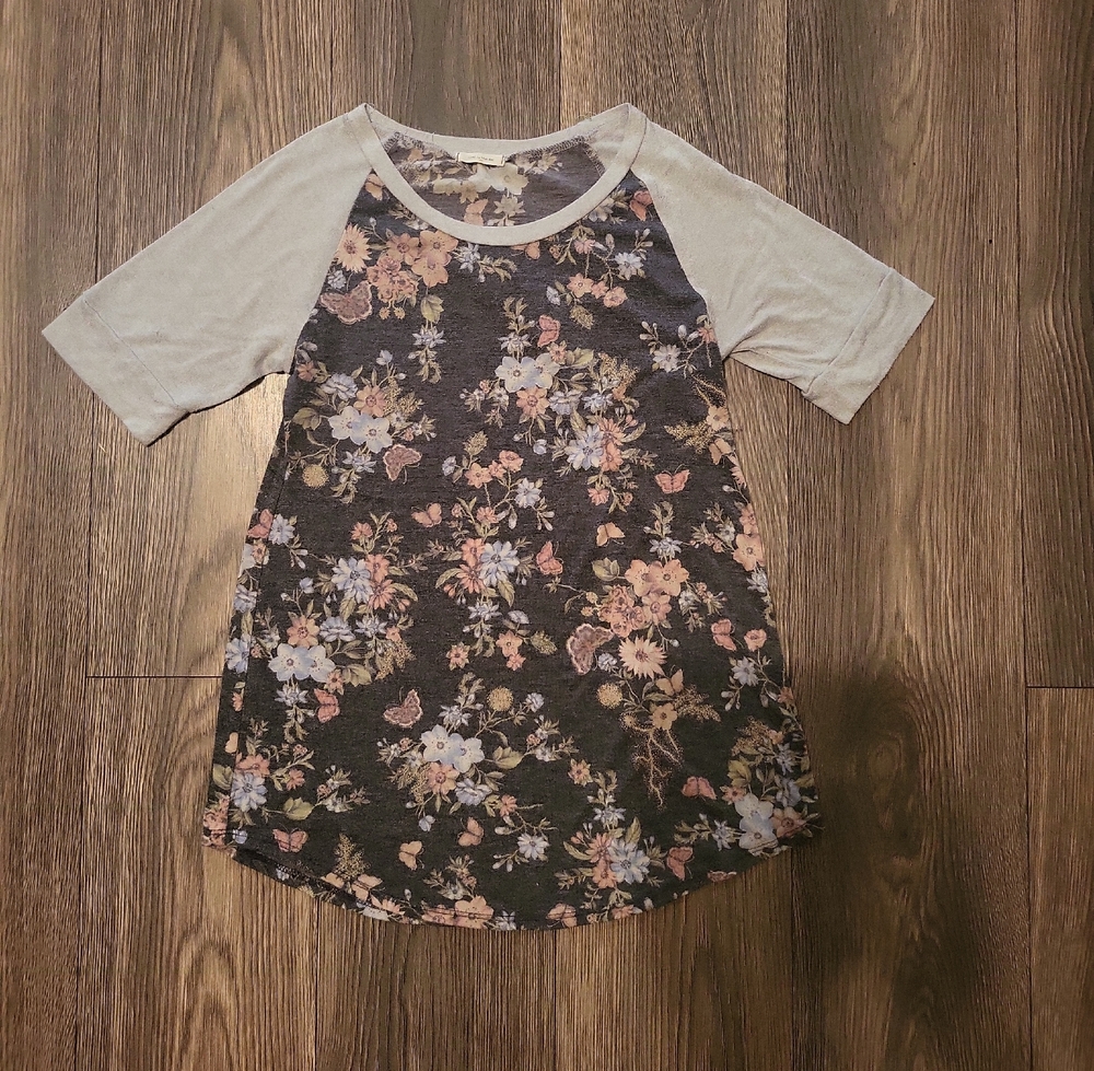 12 Pm By Mon Ami Floral Raglan Top - Gray and Cream